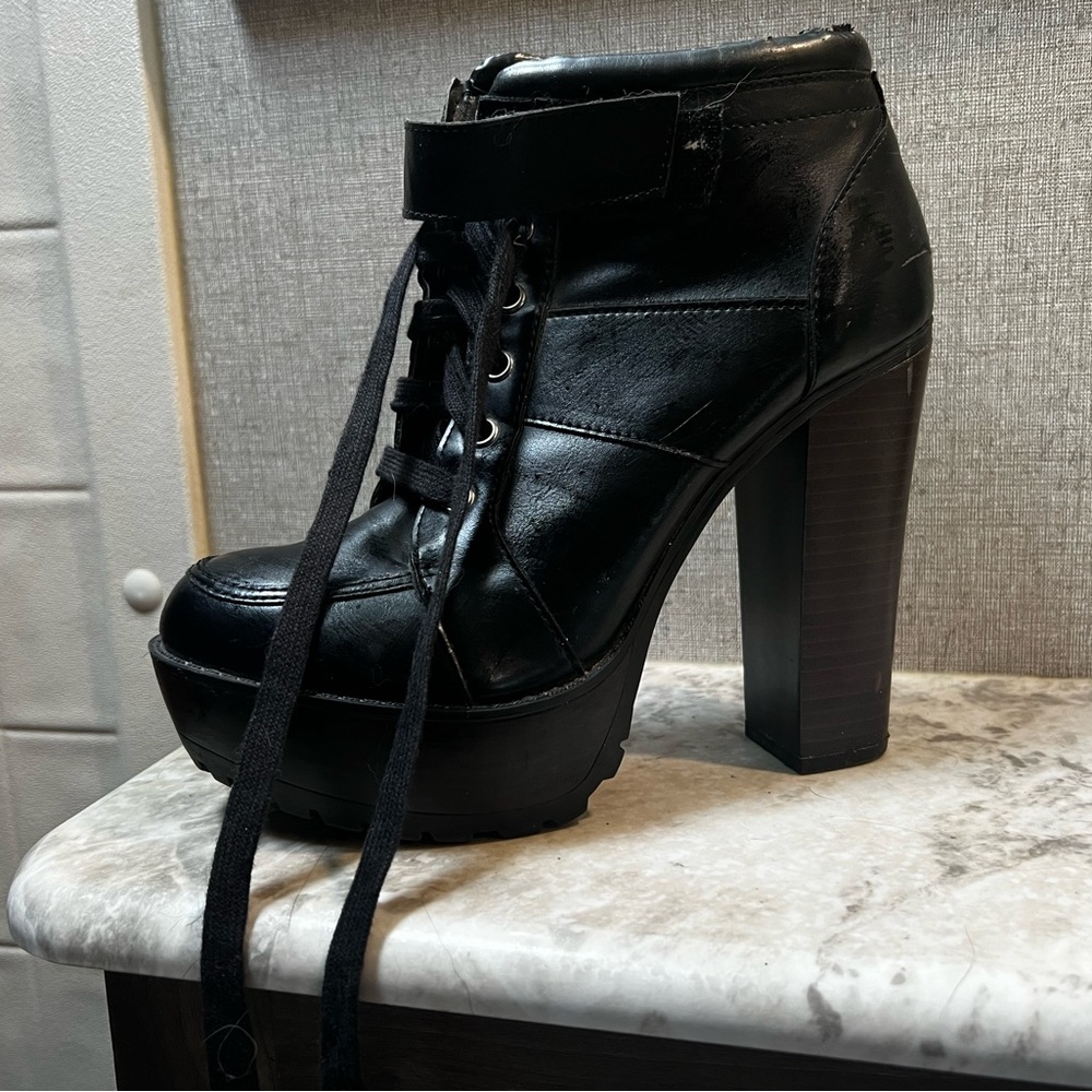 Chunky heel lace up with Velcro strap.